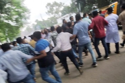 ঢাবি ছাত্রদলের মিছিলে ছাত্রলীগের ‘বাইক হামলা’ চালানোর অভিযোগ 


