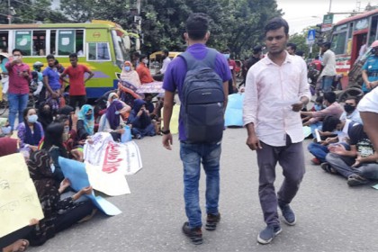ফলাফল পুনঃমূল্যায়নের দাবিতে নীলক্ষেতে অবরোধ সাত কলেজের শিক্ষার্থীদের 