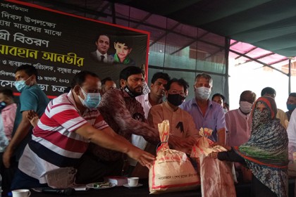 মানিকগঞ্জে তিন হাজার অসহায় মানুষের মাঝে শেখ রাসেল ক্রীড়া চক্রের খাদ্যসামগ্রী বিতরণ 