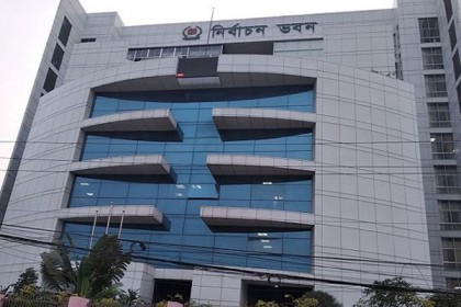 ক্যামেরা ছাড়া সাংবাদিক হয় নাকি, ইসিতে প্রবেশের সময় প্রশ্ন 