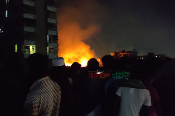 নারায়ণগঞ্জ জেলা কারাগারের পাশে জুটের গোডাউনে অগ্নিকাণ্ড