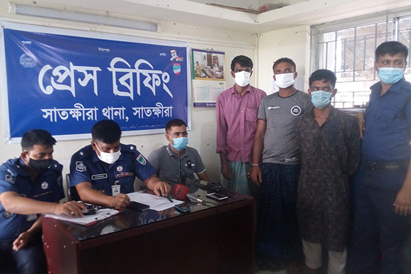সাতক্ষীরায় তিন ছিনতাইকারী গ্রেফতার