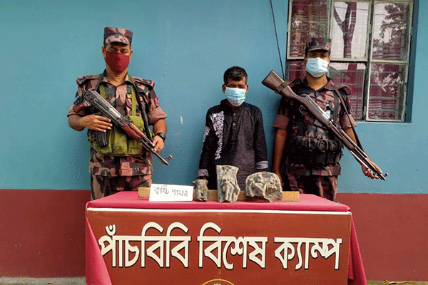 জয়পুরহাটে কষ্টিপাথরের মূর্তিসহ আটক ১