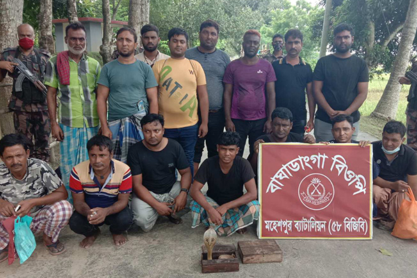 মহেশপুর সীমান্ত থেকে ভারতে যাওয়ার পথে আটক ১৫ 