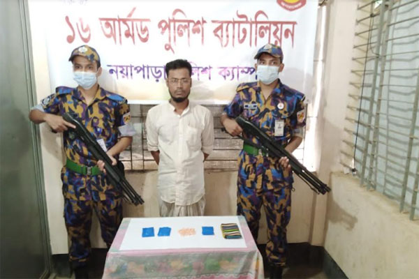 রোহিঙ্গা ক্যাম্প থেকে ইয়াবাসহ আটক ১