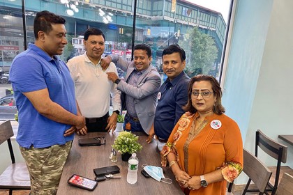 ফোবানার ‘কোটপিন‌’ দেওয়া হলো হোস্ট কমিটির কর্মকর্তাদের 