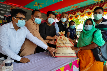 মানিকগঞ্জে শেখ রাসেল ক্রীড়া চক্রের খাদ্য সহায়তা অব্যাহত 