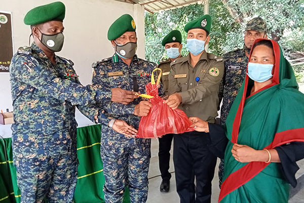 ঠাকুরগাঁওয়ে আনসার সদস্যদের মাঝে খাদ্যসামগ্রী বিতরণ