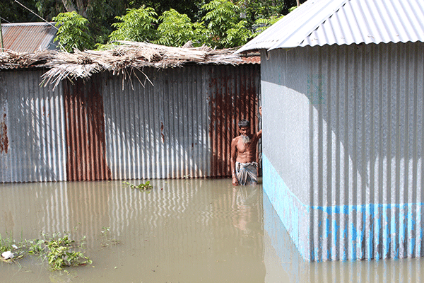 দুর্ভোগে দিশেহারা সিরাজগঞ্জের বন্যা কবলিত মানুষ 
