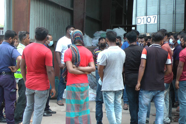 বেতন বৃদ্ধির দাবিতে চুয়াডাঙ্গায় সি.পি. শ্রমিকদের কর্মবিরতি