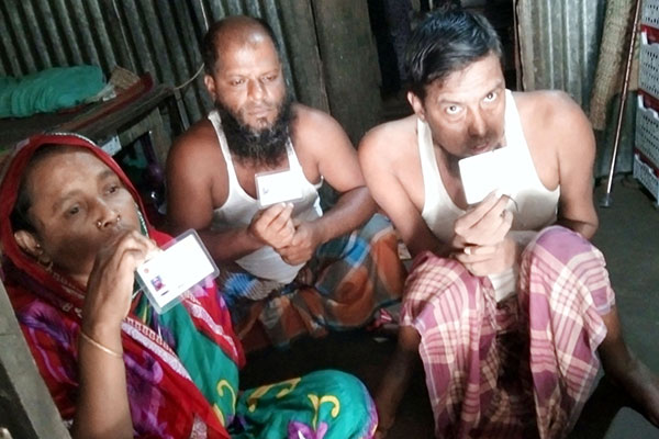 ভাতার কার্ড পেয়ে খুশি একই পরিবারের তিন প্রতিবন্ধী