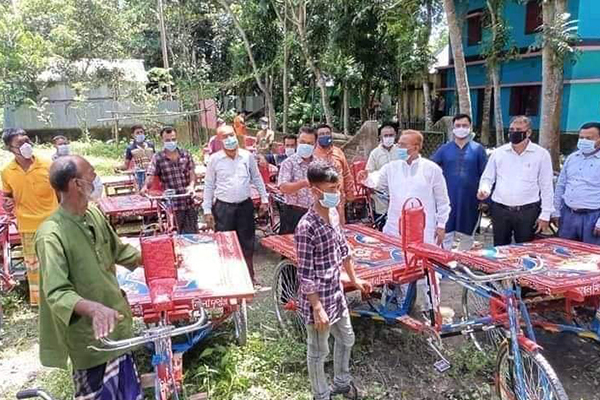 বোয়ালমারীতে দরিদ্রদের মাঝে ভ্যান বিতরণ
