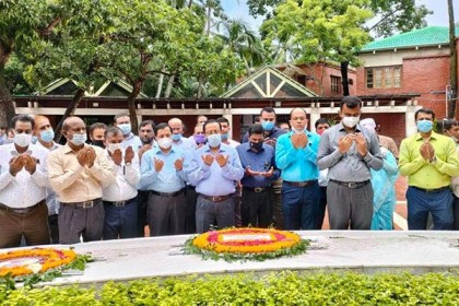 জাতির পিতার সমাধিতে পল্লী উন্নয়ন ও সমবায় সচিবের শ্রদ্ধা নিবেদন
