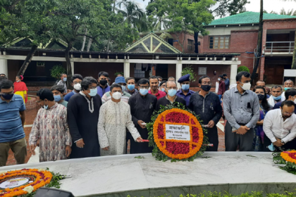 বঙ্গবন্ধুর সমাধিতে রাবি প্রশাসনের শ্রদ্ধা নিবেদন