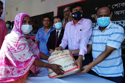 মানিকগঞ্জে শেখ রাসেল ক্রীড়া চক্রের খাদ্য সহায়তা অব্যাহত