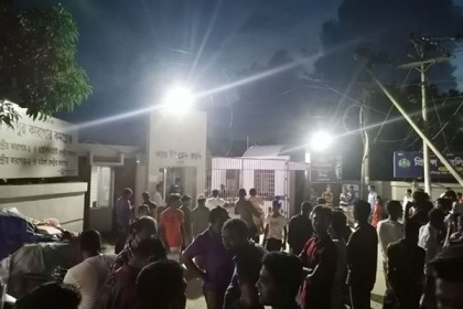 পরীমণিকে দেখতে কাশিমপুর কারা ফটকে মানুষের ভিড়
