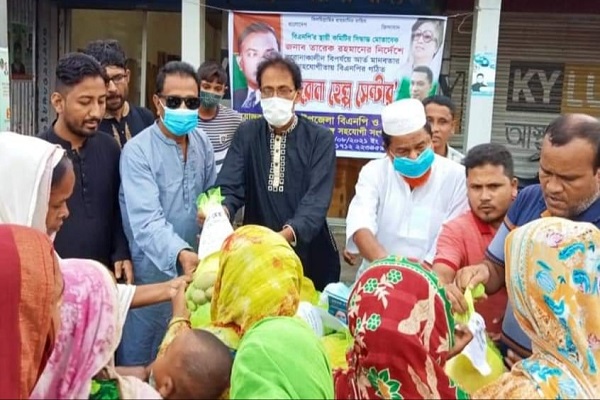 ফুলপুরে করোনায় কর্মহীনদের মাঝে ত্রাণ সামগ্রী বিতরণ