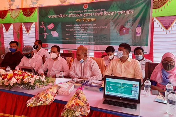 ফরিদপুরে জেলা প্রশাসকের করোনা সুরক্ষা সামগ্রী বিতরণ 