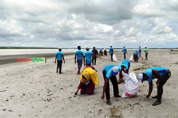 কুয়াকাটা সৈকতে প্লাস্টিক বর্জ্য অপসারণ