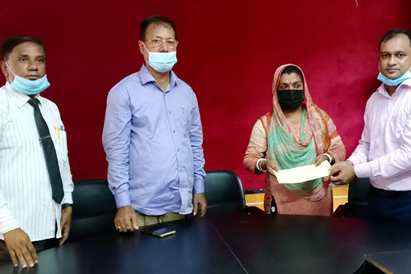 
কলাপাড়ায় অসহায় সংস্কৃতি কর্মীদের মাঝে চেক হস্তান্তর