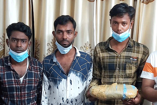 বগুড়ায় গাঁজাসহ গ্রেফতার ৩