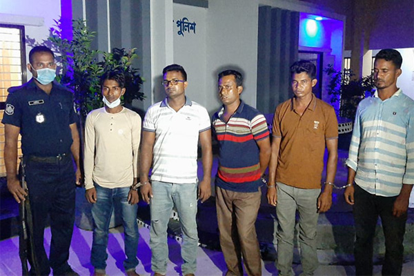 আদালতে ৫ আসামির প্রক্সি দিতে এসে এখন নিজেরাই আসামি

