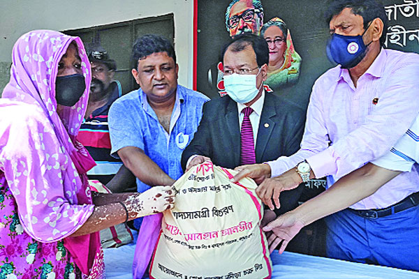 মানিকগঞ্জে ৬ হাজার অসহায় মানুষকে খাদ্য সহায়তা দিল শেখ রাসেল ক্রীড়া চক্র