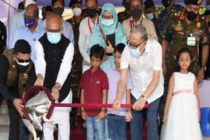 বঙ্গভবনের পুকুরে মাছের পোনা ছাড়লেন রাষ্ট্রপতি