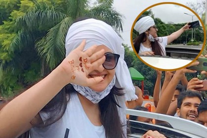 মুক্তি পেয়ে উচ্ছ্বাস পরীমণির, হাতের তালুর 'লেখা' নিয়ে কৌতূহল