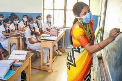 ১৭ মাস পর স্কুলে দিল্লির শিক্ষার্থীরা


