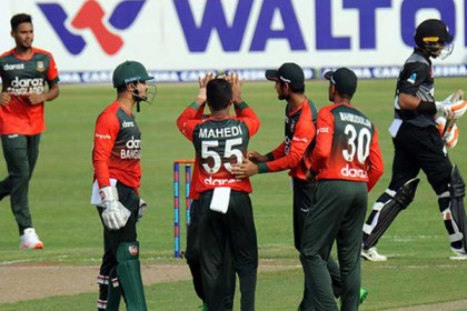 উইকেট হারিয়ে বিপাকে নিউজিল্যান্ড