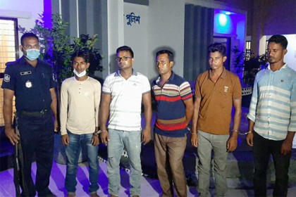আদালতে ৫ আসামির প্রক্সি দিতে এসে এখন নিজেরাই আসামি

