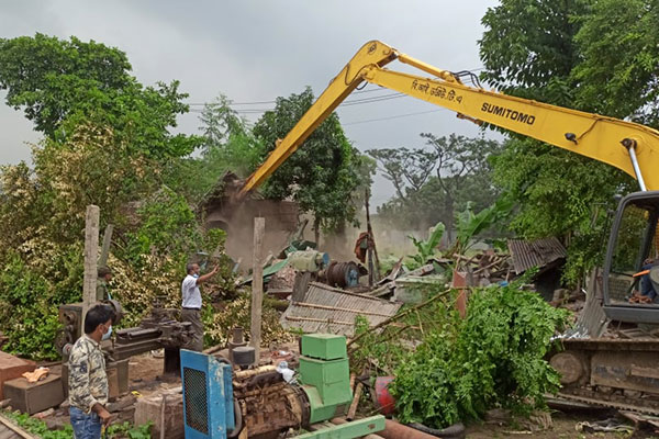 শীতলক্ষ্যায় ৬টি ডকইয়ার্ডের ২০টি অবৈধ স্থাপনা উচ্ছেদ