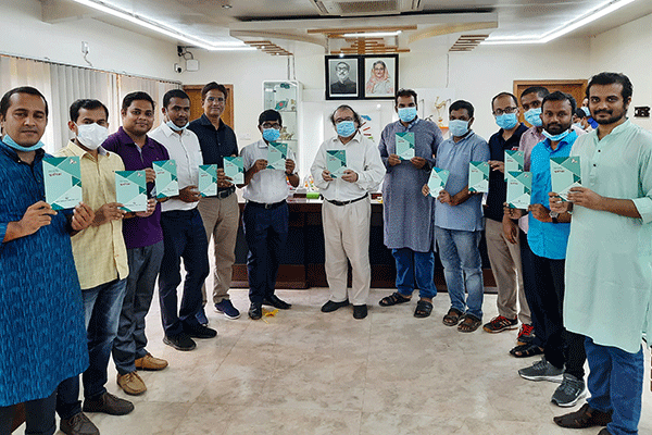 বরিশাল বিশ্ববিদ্যালয় শিক্ষক সমিতি স্মরণিকার মোড়ক উন্মোচন