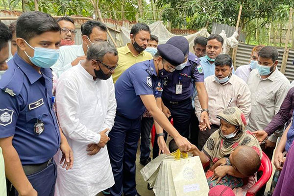 বগুড়ায় প্রতিবন্ধী পরিবারের 
পাশে দাঁড়ালেন পুলিশ সুপার