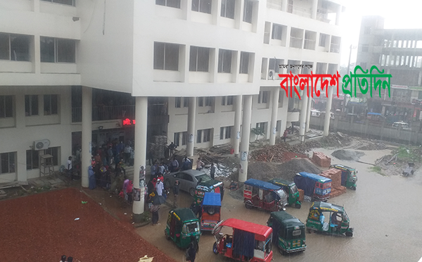 সামান্য বৃষ্টিতেই তলিয়ে যায় কুমেক হাসপাতাল প্রাঙ্গণ