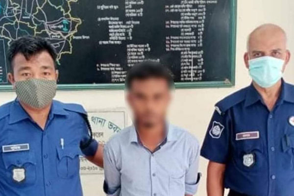 ফেসবুকে গৃহবধূর নামে কুৎসা; যুবক গ্রেফতার 