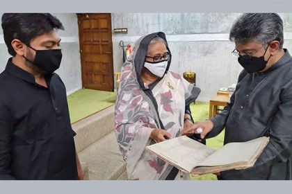 যুদ্ধকালে ‘দাদা ভাই’য়ের লেখা হিসাবের খাতা প্রধানমন্ত্রীর কাছে হস্তান্তর