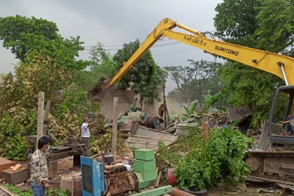 শীতলক্ষ্যায় ৬টি ডকইয়ার্ডের ২০টি অবৈধ স্থাপনা উচ্ছেদ