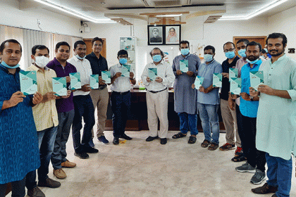 বরিশাল বিশ্ববিদ্যালয় শিক্ষক সমিতি স্মরণিকার মোড়ক উন্মোচন