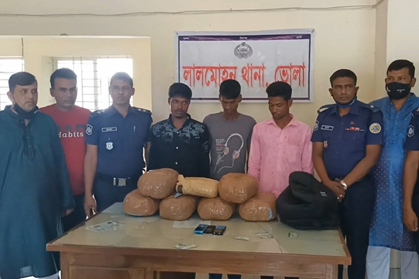 লালমোহনে ১৩ কেজি গাঁজাসহ ৩ জন আটক