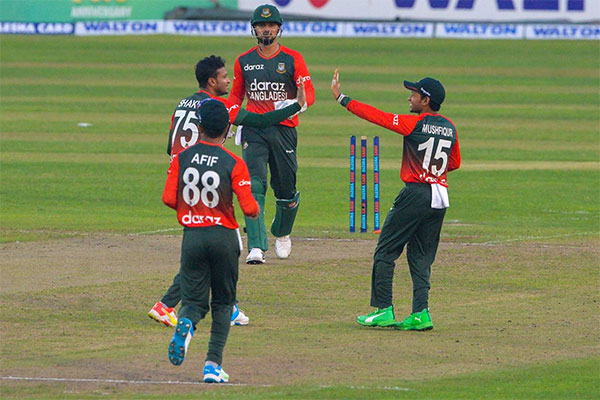 টাইগারদের বোলিং তোপে দিশেহারা কিউইরা