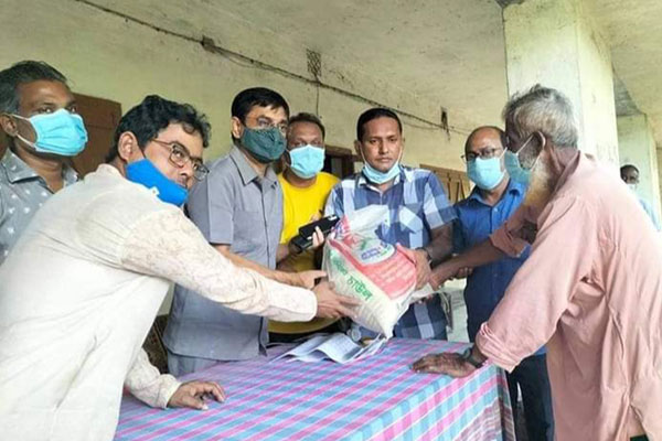 কালিয়াকৈরে করোনায় ক্ষতিগ্রস্ত পরিবারে ত্রাণ বিতরণ