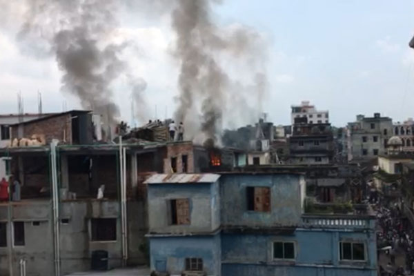 বরিশালের বাজার রোডে ভবনে অগ্নিকাণ্ড