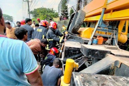 ক্রেনের নিচ থেকে দেড় ঘণ্টা পর জীবিত উদ্ধার রিকশার যাত্রী

