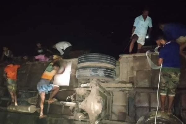 নিয়ন্ত্রণ হারিয়ে বাস খালে, আহত ১৩
