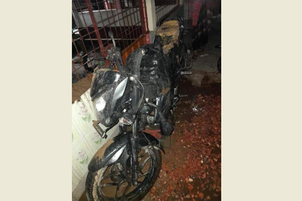 নেত্রকোনায় ওয়ার্ড আওয়ামী লীগ সভাপতির বাড়িতে পেট্রোল হামলার অভিযোগ 