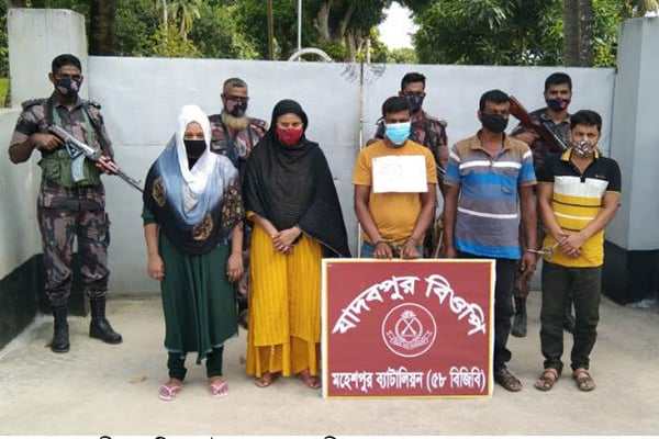 মহেশপুর সীমান্তে বিজিবি হাতে আটক ১০
