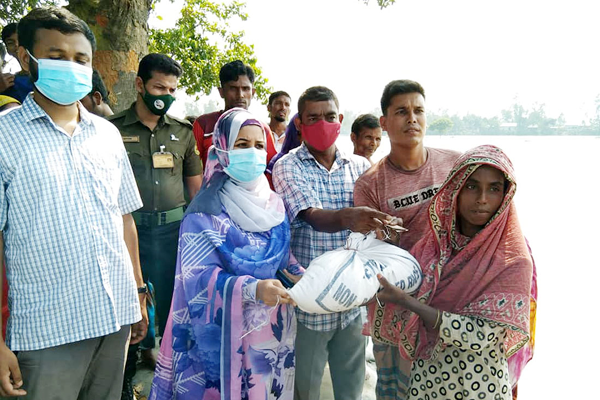 জামালপুরে বন্যার্তদের মাঝে ত্রাণ বিতরণ