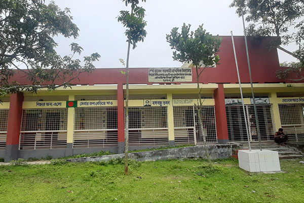 স্কুল আছে রাস্তা নেই, বিপাকে শিক্ষার্থীরা!